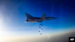 러시아 장거리 폭격기 Tu-22M3가 시리아 알레포 일대에서 공습을 진행하고 있다. 러시아 국방부 제공 영상 캡쳐. (자료사진) 