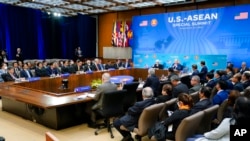 资料照片:美国总统在美国国务院参加纪念美国-东盟关系45年的美国-东盟特别峰会。(2022年5月13日)