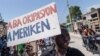 Foto Achiv: Yon gason kenbe yon pankat ki di "Aba Okipasyon Ameriken" pandan yon manifestasyon pou mande demisyon Premye Minis Ayisyen Ariel Henry, apre plizye seen rate pwodwi nan Potoprens, Ayiti, 17 Oktob 2022. 