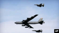 资料照：美国空军B-52轰炸机飞跃韩国上空。（2016年1月10日）