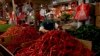 FILE - Seorang pedagang cabe merah di pasar tradisional di Jakarta, mengenakan masker di tengah pandemi COVID-19, 2 Juni 2020. (AP/Tatan Syuflana). Komoditas utama seperti cabe merah dituding sebagai salah satu penyebab menyebabkan deflasi.