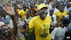 Supporters of the then-ruling United Democratic Front rallied for the 2004 national elections in Bagwe. Efforts to limit MPs to two five-year terms face heavy opposition in the National Assembly.