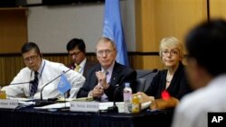 유엔 북한인권 조사위원회가 지난 달 20일 서울에서 열린 북한 인권 공청회에서 탈북자의 증언을 듣고 있다.