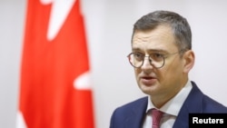 资料照：2024年2月2日，在乌克兰基辅，俄罗斯袭击乌克兰之际，乌克兰外交部长德米特罗·库勒巴在与加拿大外长乔美兰（Melanie Joly）举行的联合新闻发布会上发表讲话 Kyiv