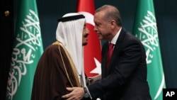 دیدار ملک سلمان پادشاه عربستان سعودی (چپ) با رجب طیب اردوغان رئیس جمهوری ترکیه در آنکارا - ۲۴ فروردین ۱۳۹۵ 