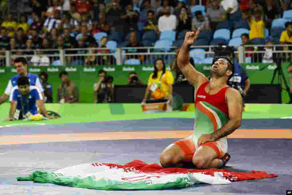 عبدولی کسب مقام سومی را جشن می گیرد.