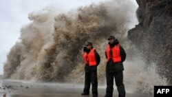 Sebuah gelombang besar menerpa karang di wilayah Wenling, privonsi Zhejiang, China, saat Fitow bergerak menuju wilayah tersebut (6/10).
