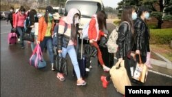 지난 4월 북한 해외식당에서 근무하던 종업원 13명이 집단 탈출해 한국에 입국했다고 한국 통일부가 8일 밝혔다. 통일부 제공 사진.
