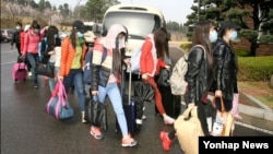 북한 해외식당에서 근무하는 종업원 13명이 집단 탈출해 한국에 입국했다고 지난달 8일 한국 통일부가 밝혔다. 정준희 통일부 대변인은 이날 정부서울청사에게 열린 기자회견에서 "북한 해외식당에서 근무 중이던 지배인과 종업원 등 13명이 집단 귀순했다"며 "이들은 남자 지배인 1명과 여자 종업원 12명으로, 4월 7일 서울에 도착했다"고 말했다. 통일부 제공 사진.