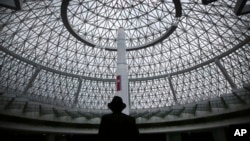 朝鲜一名老年男子在2017年4月17日星期一在朝鲜平壤的科技大楼上展出的Unha 3型号“空中运载火箭”前。