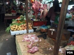 សាច់ជ្រូកលក់នៅផ្សារកណ្តាលក្នុងរាជធានីភ្នំពេញ​ កាលពីថ្ងៃទី២៤ ខែកក្កដា ឆ្នាំ២០១៩។ (ណឹម សុភ័ក្រ្តបញ្ញា/VOA)