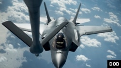 美国空军一架F-35A战机2018年1月11日在太平洋上空加油（美国空军照片） 
