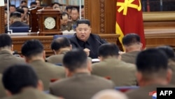 រូបឯកសារ៖ មេដឹកនាំ​កូរ៉េខាងជើង លោក គីម ជុងអ៊ុន ចូលរួម​ក្នុង​កិច្ចប្រជុំ​មួយ​ជាមួយ​នឹង​កងយោធា​របស់​កូរ៉េខាងជើង កាល​ពី​ថ្ងៃ​ទី​២២ ខែធ្នូ ឆ្នាំ២០១៩។ 