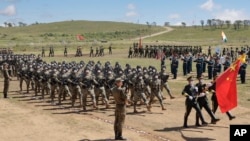 俄罗斯国防部资料照片： 2020年8月31日在俄罗斯远东某射击场举行的“东方2020”军演期间，中国军队正在行进中。（美联社照片）