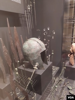 Bakreno doba (eneolitik) karakterizira upotreba metala, odnosno bakra koji je sve češće zamjenjivao kost i kamen u izradi oruđa i oružja.