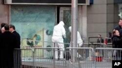 2008年3月6日，纽约警察局的拆弹小组在检查时报广场爆炸造成的破坏。穆罕默德·拉菲克·纳吉据称对这次袭击表示支持。（资料照）