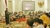 Presiden Joko Widodo memimpin sidang kabinet paripurna di Istana Bogor, Jawa Barat hari Senin, 23 November 2015 (VOA/Andylala)