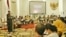 Presiden Joko Widodo memimpin sidang kabinet paripurna di Istana Bogor, Jawa Barat hari Senin, 23 November 2015 (VOA/Andylala)