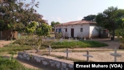 Un site où sont enterrées les victimes d’un massacre à Mutarule, Plaine de Ruzizi, Sud-Kivu, 14 juin 2016. (VOA/Ernest Muhero)