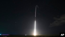 资料-图片显示美军陆基宙斯盾导弹防御测试系统的发射，该系统后来拦截了一枚中程弹道导弹。（2018年12月10日）（美国导弹防御局(MDA)提供）