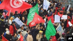 数千名突尼斯执政党的支持者2月9日在突尼斯城示威，支持政府