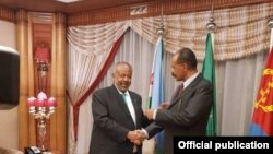 Le président djiboutien Ismaïl Omar Guelleh et son homologue d'Erythrée, Isaias Afwerki à Djeddah, le 17 septembre 2018