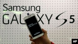 2014年3月27日三星员工展示的Galaxy智能手机