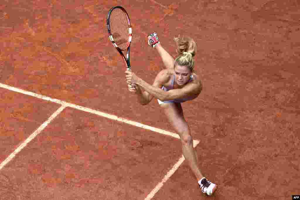 Petenis Italia Camila Giorgi mengembalikan bola pada turnamen tenis Perancis Terbuka di Roland Garros, Paris.