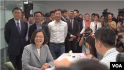 3月21日，台湾总统蔡英文在民进党主席卓荣泰陪伴下到总部登记参与党内初选。她发表讲话，表明其胜选决心。（美国之音海伦）