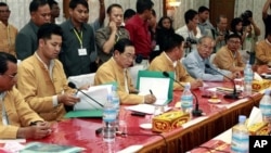 ဒုဗိုလ်ချုပ်ကြီးယွက်ဆစ်ဦးဆောင်ပြီး ဆွေးနွေး။