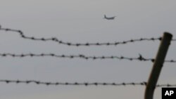 지난 2017년 일본 도쿄 ‘요코타’ 미 공군기지 상공에서 미군 공군 C-30 화물 수송기가 비행하고 있다. 