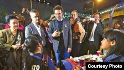 自由国际联盟成员探访金钟占领区（苹果日报图片）