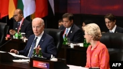 资料照片：美国总统拜登和欧盟委员会主席冯德莱恩在2022年的G20峰会上。