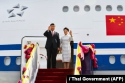 中国领导人习近平和夫人彭丽媛抵达抵达泰国曼谷素万那普国际机场出席亚太经合组织会议。（2022年11月17日）