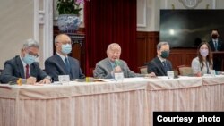 台湾积体电路制造公司创办人张忠谋(左3）2022年11月21日在台湾总统府记者会上说明代表蔡英文总统参加亚太经济合作组织经济领袖会议成果。（图片来源：台湾总统府）