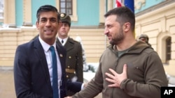 Nan foto a a ke biwo lapres prezidansyel Ikren nan pataje, Prezidan Ikrenyen an, Volodymyr Zelenskyy salye Premye Minis Britanik Rishi Sunak pandan rankont yo nan vil Kyev, kapital Ikren, Samdi 19 Nov. 2022. 
