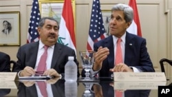 Menlu AS John Kerry didampingi Menteri Luar Negeri Irak Hoshyar Zebari menyampaikan pernyataan di Washington, Kamis (15/8) terkait peningkatan ancaman teroris al-Qaida di Irak.