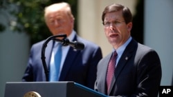 Presidente Donald Trump e secretário de Defesa, Mark Esper, 15 março 2020