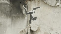 وێنەکێشان لەسەر دیوار و باڵەخانە وێرانبووەکانی ئۆکرانیا