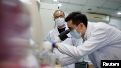 中国清华大学公共卫生研究中心的科学家在研发可能用于治疗新冠病毒的药物。（2020年3月30日）