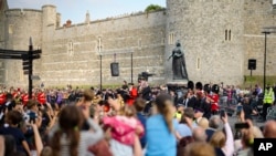 英国伊丽莎白女王二世的灵柩星期天（9月11日）上午从女王去世的苏格兰巴尔莫勒尔堡出发，经苏格兰女王喜爱的乡镇前往爱丁堡。数以千计的民众在道路两旁向女王驻足表达对女王最后的敬意。-美联社照片