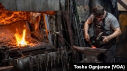 Мајсторот Нехад Зеќир, со своите 48 години е сè уште најмлад ковач во Скопската чаршија
