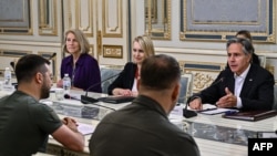 美国国务卿布林肯星期四在基辅与乌克兰总统泽连斯基（左一）举行会谈。（2022年9月8日）