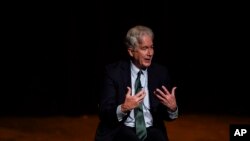 资料照片: 2022年4月14日，美国中央情报局局长威廉·伯恩斯在乔治亚州亚特兰大乔治亚理工学院的一次活动中发表讲话。