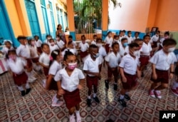 Timoun mache pou al nan sal klas yo premye jounen lekol nan La Havann, 5 Sept. 2022.