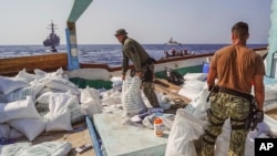 资料照片：美国海军人员在安曼湾一艘驶往也门的伊朗渔船上发现用来制造导弹燃料的高氯酸钠化学品。(2022年11月9日)