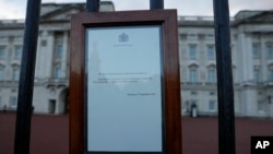 የእንግሊዝ ንግሥት ዳግማዊት ኤልዛቤጥ በ96 ዓመታቸው ማረፋቸው አስመልክቶ ባኪንግሃም ቤተ መንግሥት መግቢያ ላይ የተሰቀለ ጹሁፍ እአአ ሐሙስ 9/8/2022