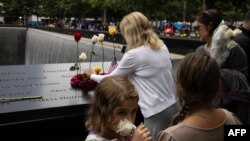 Porodice žrtava polažu cveće na Memorijal 11. septembar u New Yorku, 11. septembra 2022. godine