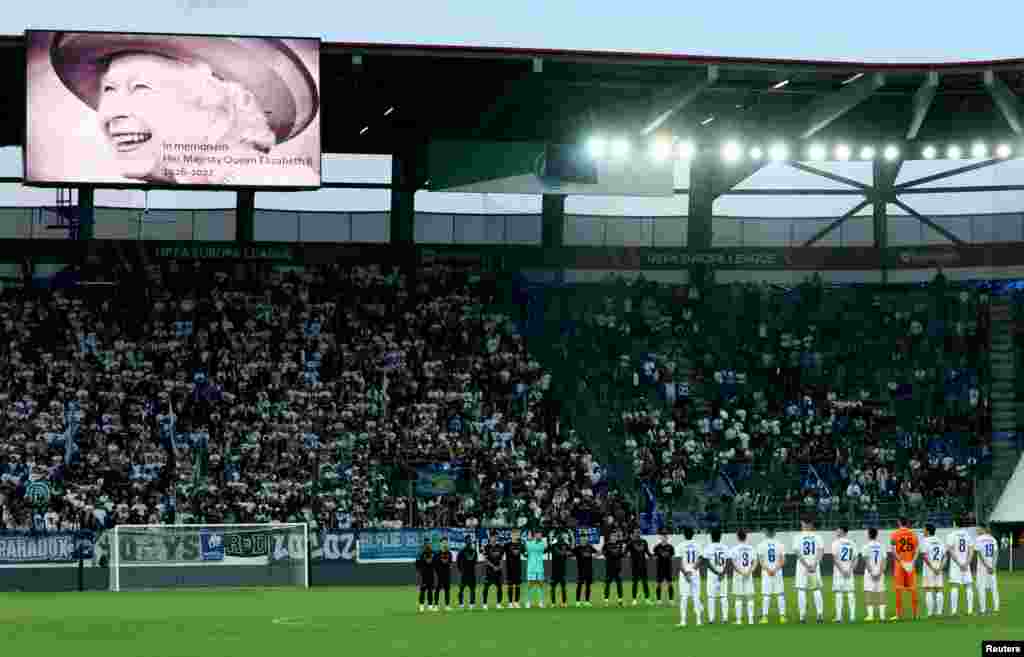 Players take a minute of silence before the start of the second half of the Europa League Group A match between FC Zurich and Arsenal at the Areana St. Gallen in St. Gallen, Switzetland, after the death of Britain&#39;s Queen Elizabeth, Sept. 8, 2022.