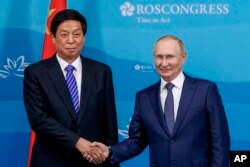 资料照：中共人大委员长栗战书在符拉迪沃斯托克会见俄罗斯总统普京。（2022年9月7日）